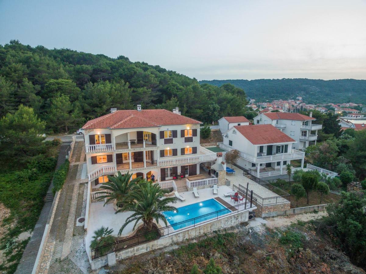 Villa Iz Вели-Иж Экстерьер фото