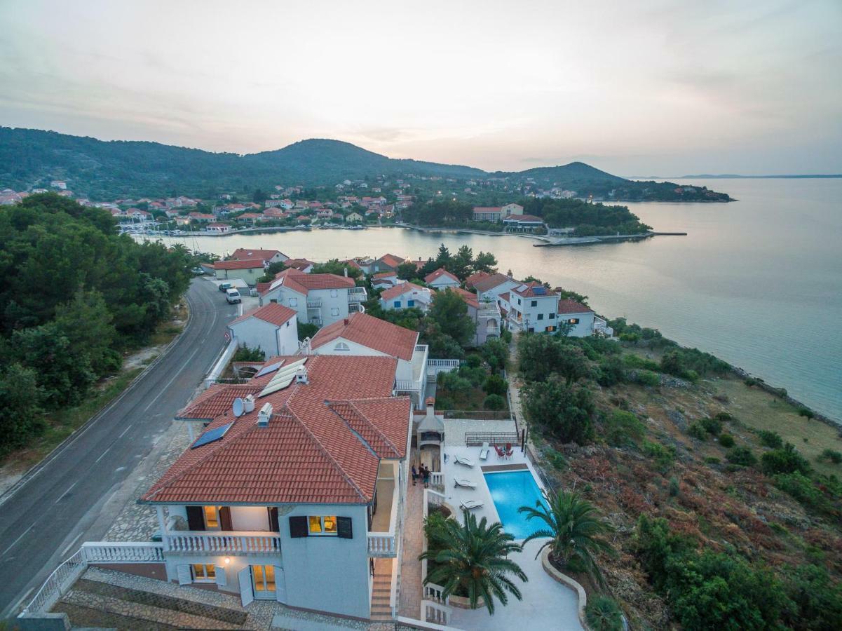Villa Iz Вели-Иж Экстерьер фото